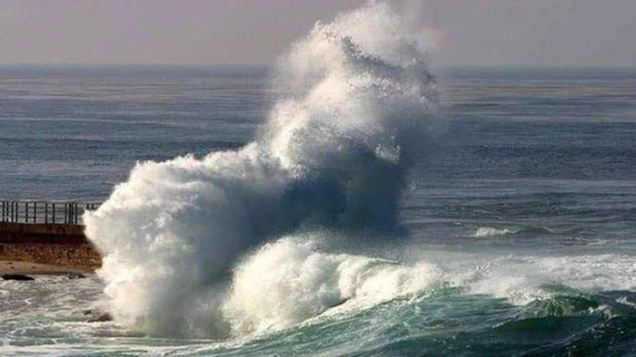 اضطراب ملاحي وأمواج بارتفاع 4 أمتار تضرب السواحل أول أيام العيد